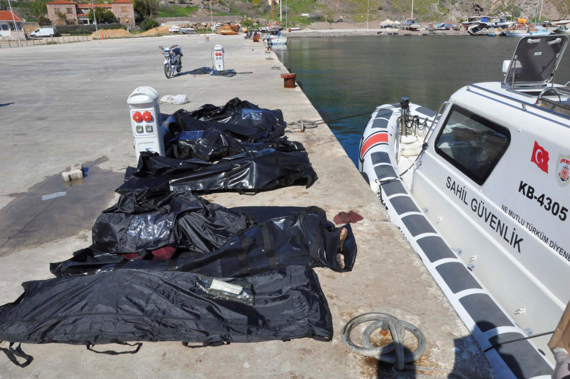 15 Drown As Migrant Boat Sinks Off Greece S Lesbos Island Arab News Pk