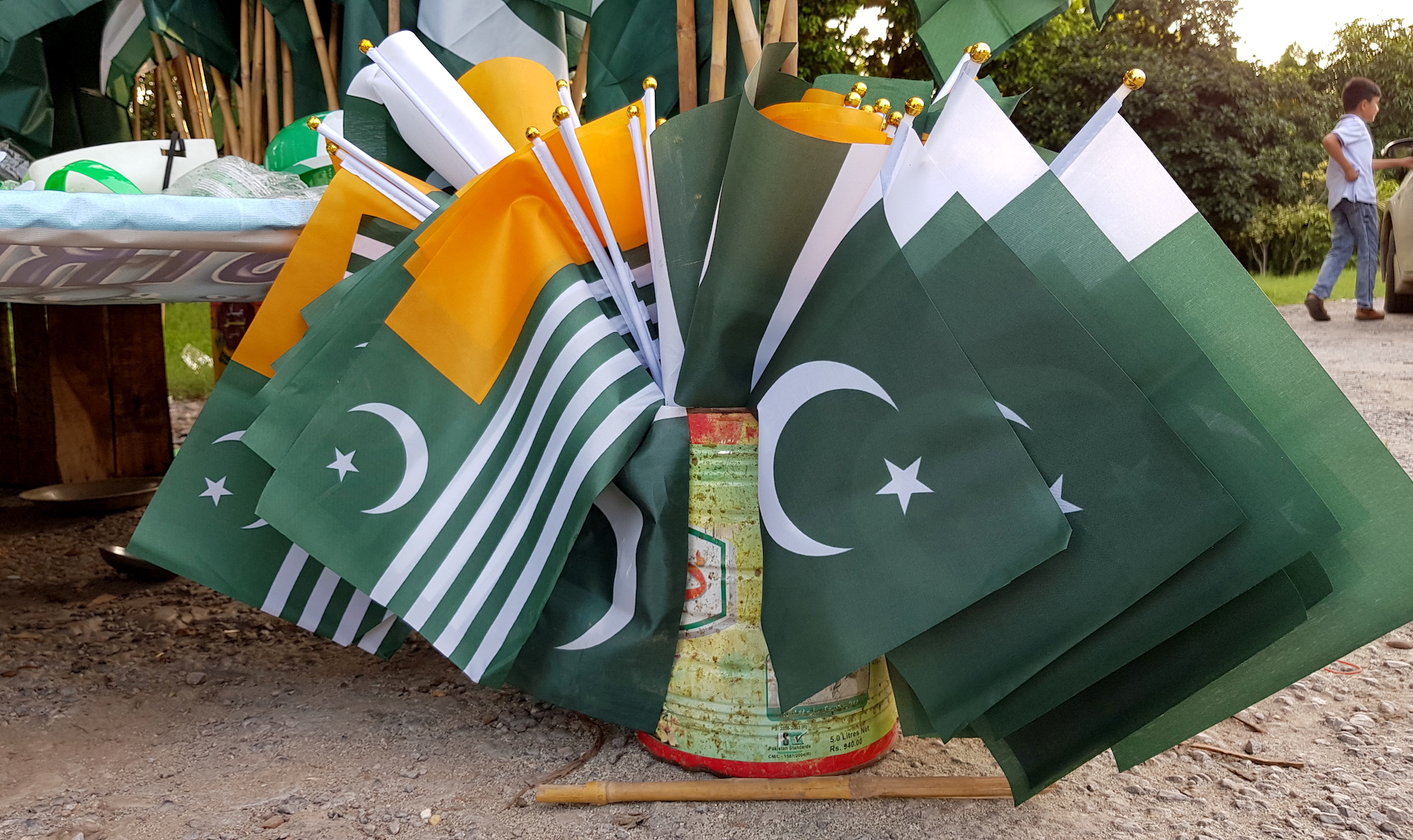 pakistanis-express-solidarity-by-raising-kashmiri-flags-on-independence