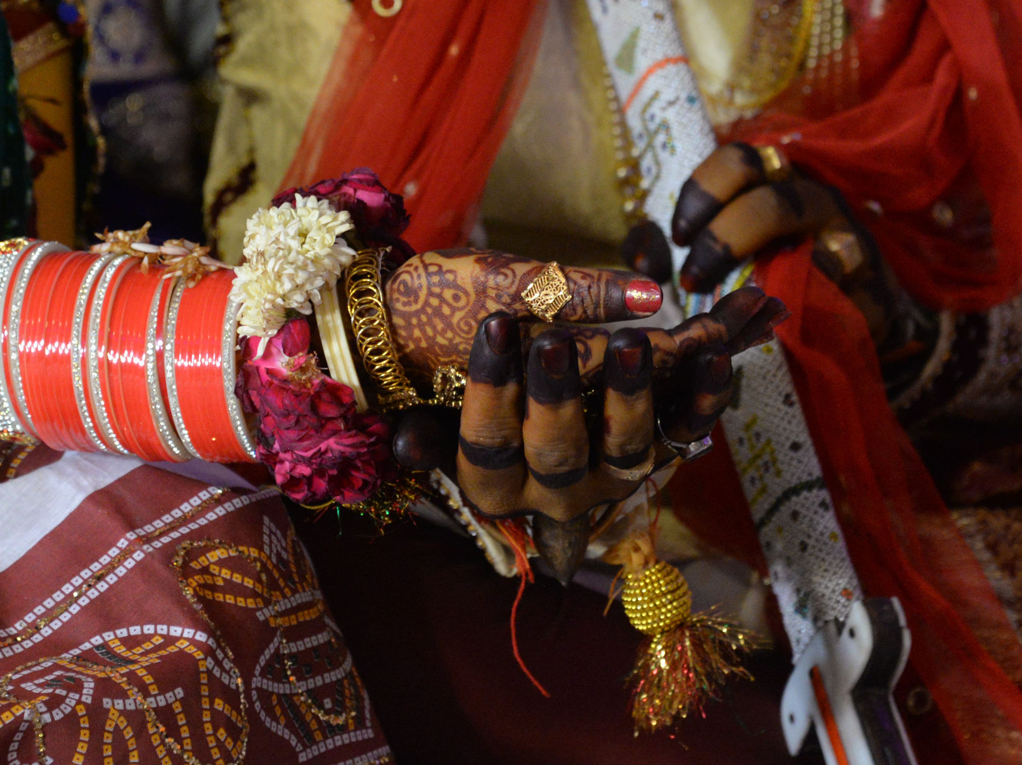 80 Hindu Couples Tie The Knot At Mass Wedding In Karachi Arab News Pk