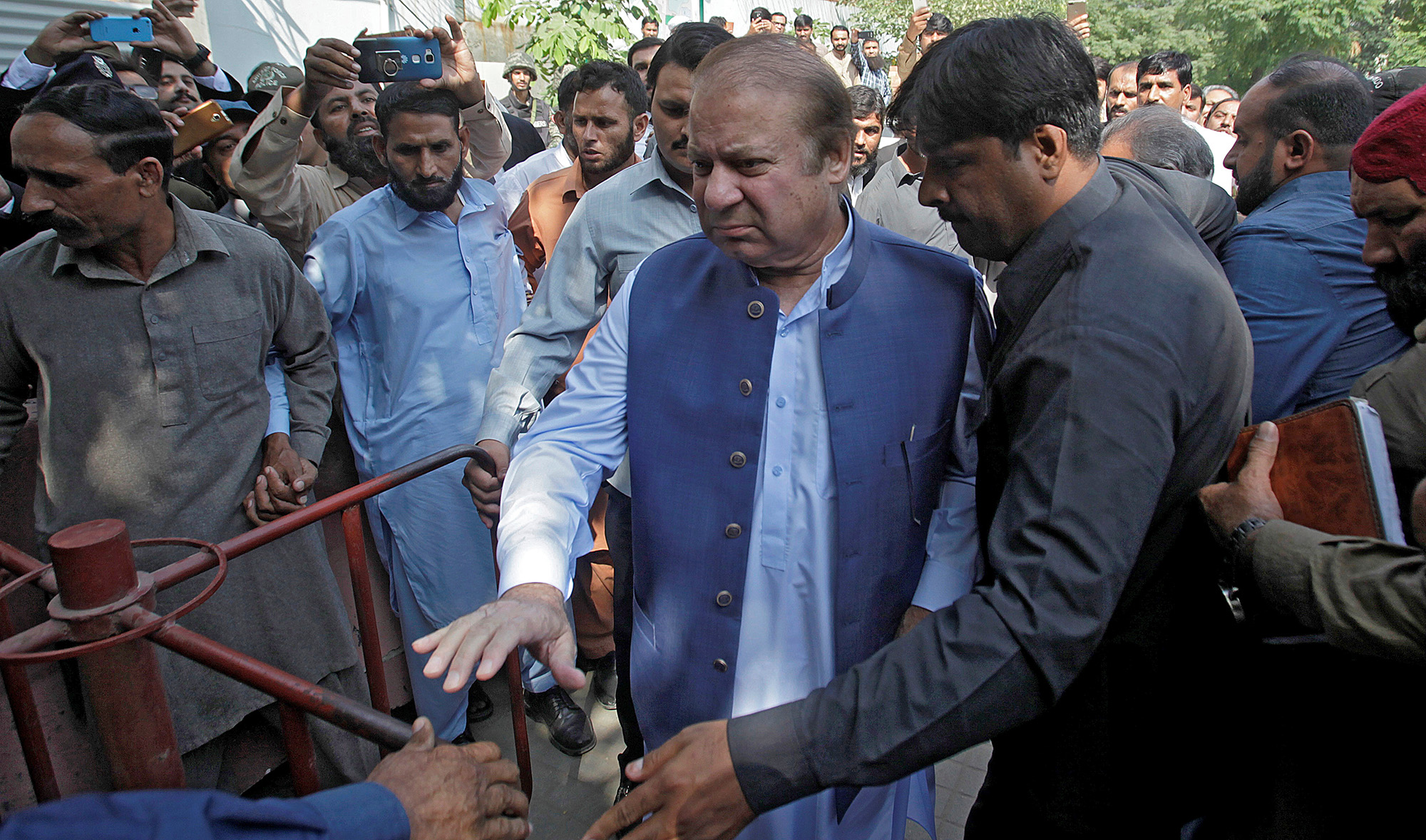 Court Issues Non Bailable Arrest Warrants For Former Pm Nawaz Sharif Arab News Pk