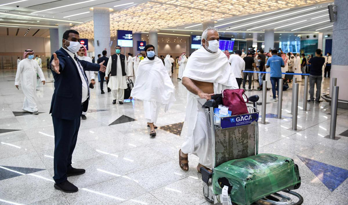 Pakistani pilgrims fly into Saudi Arabia after COVID-19 ...