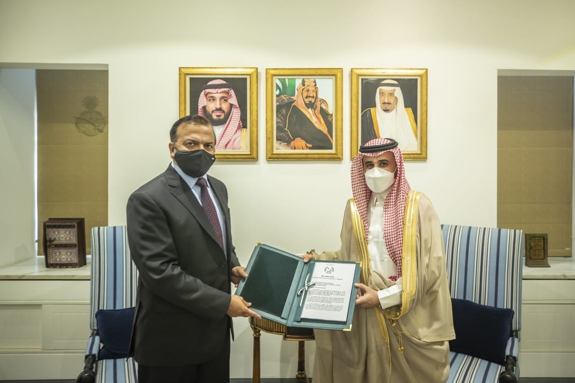 new-pakistani-ambassador-presents-credentials-to-saudi-authorities