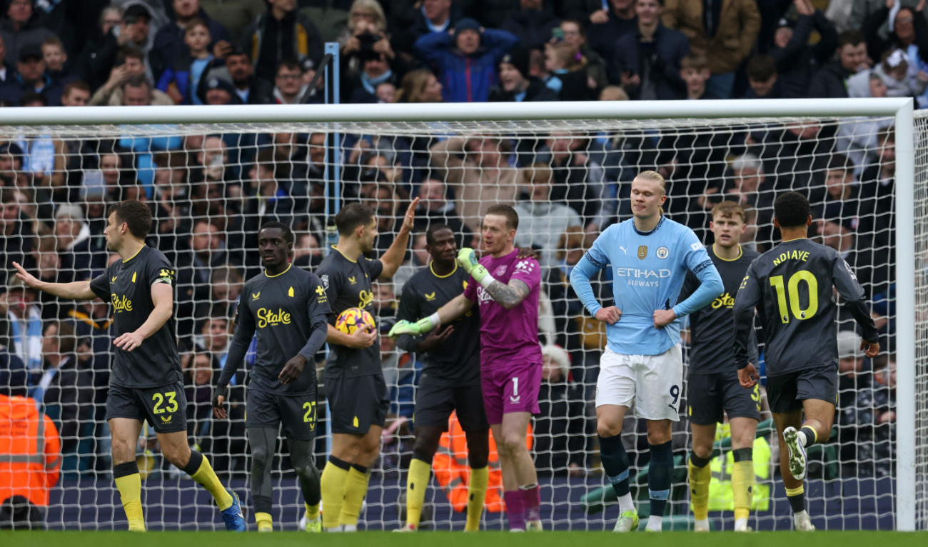 Troubled Man City held by lowly Everton, Chelsea title bid rocked