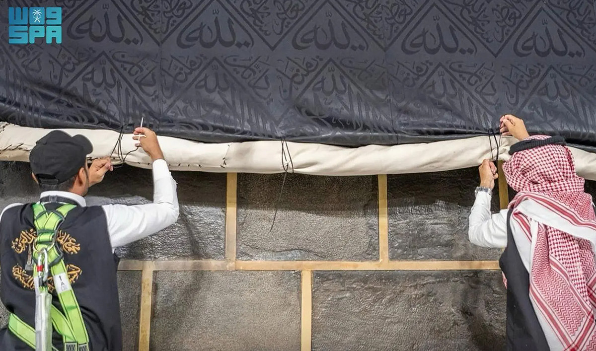 Kaaba kiswa raised in preparation for Hajj | Arab News