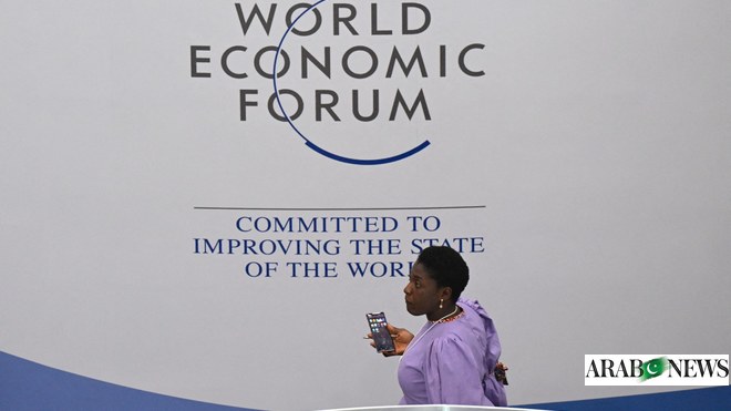 المنتدى الاقتصادي العالمي يحذر من المخاطر السياسية ويقول إن الاقتصاد العالمي يتحسن