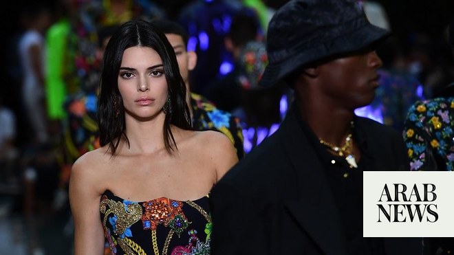 Kendall Jenner shows off 'bore me more' bag
