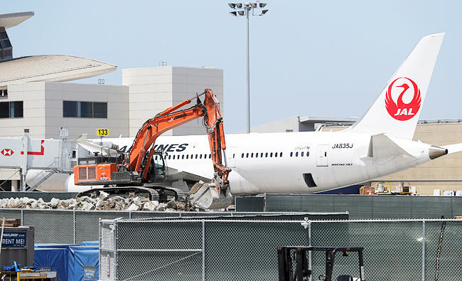 Plane crashes into Los Angeles airport truck after landing Arab