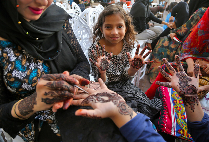 सपने में हाथों में मेहंदी लगाना देता है कुछ खास संकेत | dream meaning of  applying mehndi on hands | HerZindagi