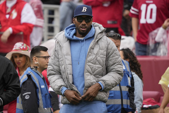 L.A. Clippers - Kawhi Leonard arrives to the arena wearing