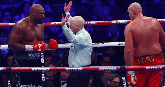 Fury Stops Chisora To Retain WBC Heavyweight Title | Arab News PK