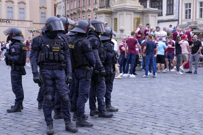 West Ham fans gather in Prague ahead of Europa Conference League final, World News