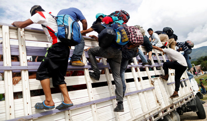 Honduran migrants get off a truck during a new leg of their travel in Chiquimula, Guatemala October 16, 2018. (REUTERS)