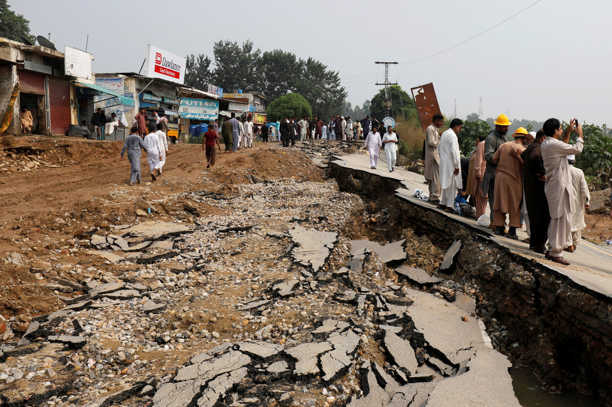 24 dead, more than 450 injured in Pakistan's devastating quake Arab